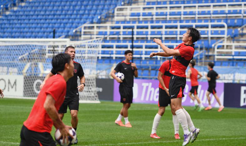 上海久事发布备战花絮，今夜复出首秀，亚冠任务艰巨，更衣室氛围转暖